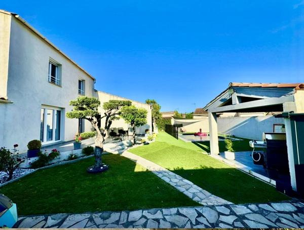 maison avec jardin piscine calme lumineuse