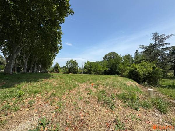 RARE SUR LE SECTEUR – Terrain plat viabilisé, libre constructeur