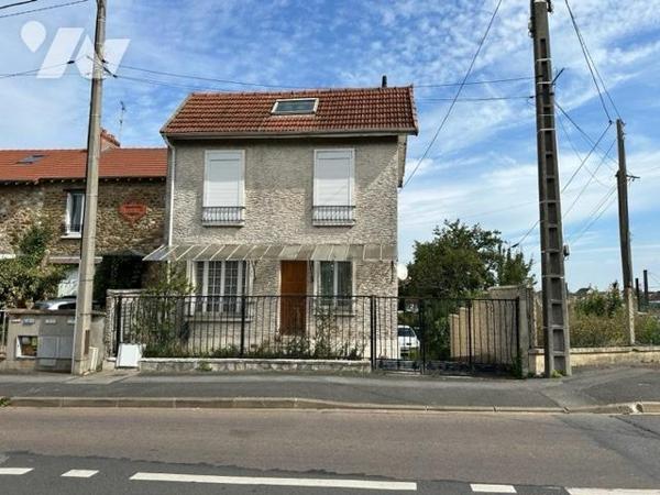 Maison de 4 pièces édifié sur un terrain de 302 m² (source du cadastre), des travaux de rénovation s