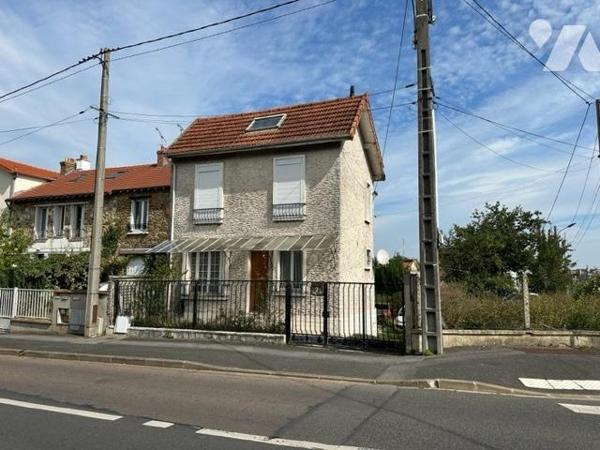 Maison de 4 pièces édifié sur un terrain de 302 m² (source du cadastre), des travaux de rénovation s