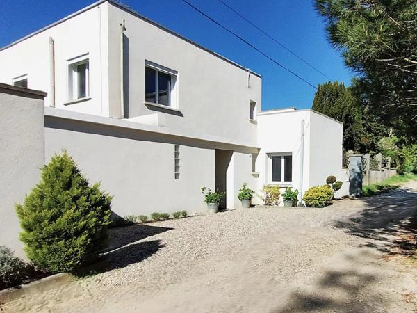 Maison moderne avec piscine dans un cadre calme