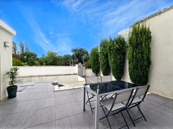 Maison moderne avec piscine dans un cadre calme