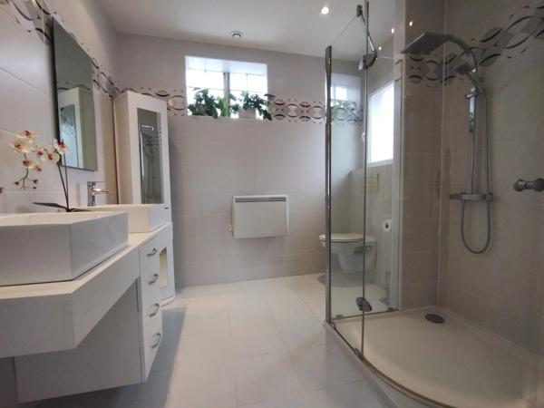 Maison moderne avec piscine dans un cadre calme
