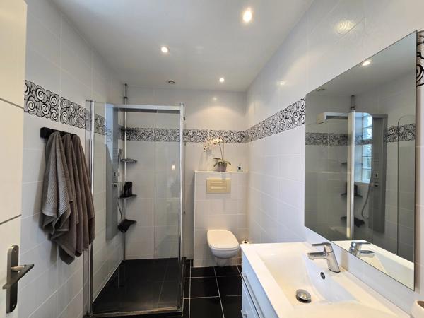 Maison moderne avec piscine dans un cadre calme