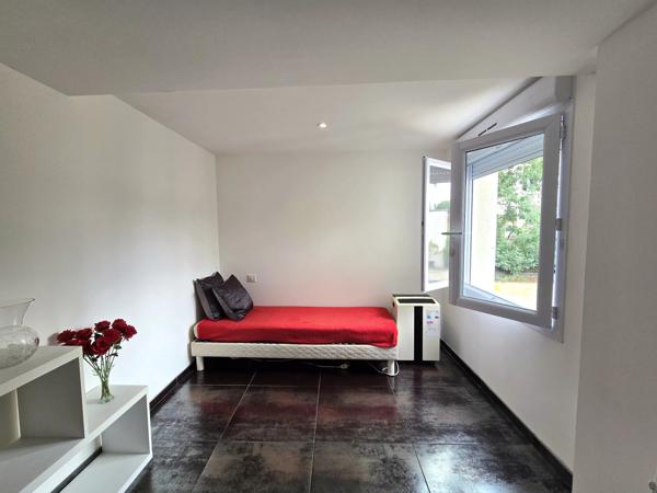 Maison moderne avec piscine dans un cadre calme