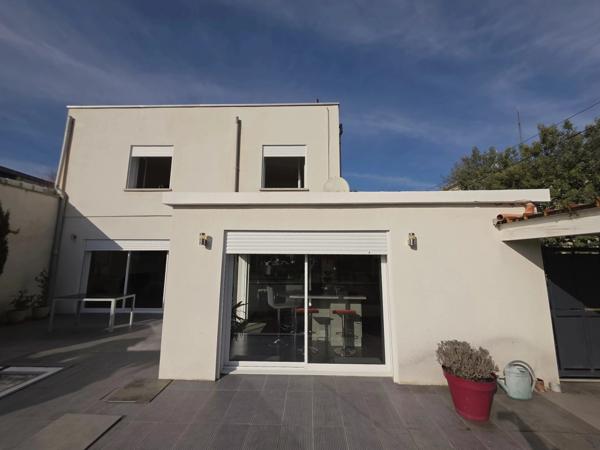 Maison moderne avec piscine dans un cadre calme