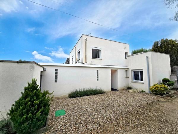 Maison moderne avec piscine dans un cadre calme