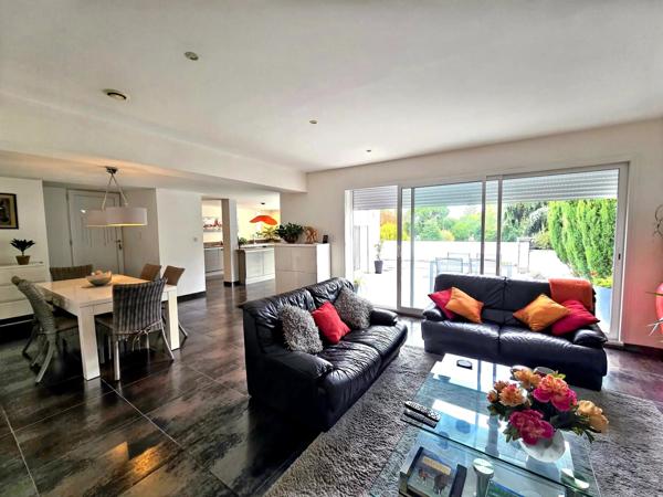 Maison moderne avec piscine dans un cadre calme