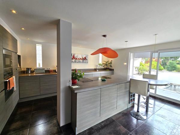 Maison moderne avec piscine dans un cadre calme