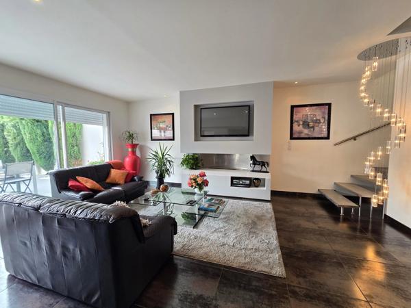 Maison moderne avec piscine dans un cadre calme
