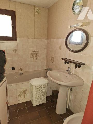 Maison à vendre MENETOU SALON (CHER), Une maison de 1982 comprenant au rez-de-chaussée une entr...