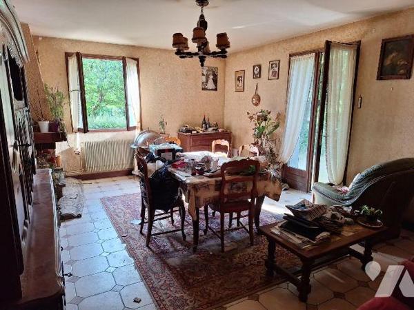 Maison à vendre MENETOU SALON (CHER), Une maison de 1982 comprenant au rez-de-chaussée une entr...