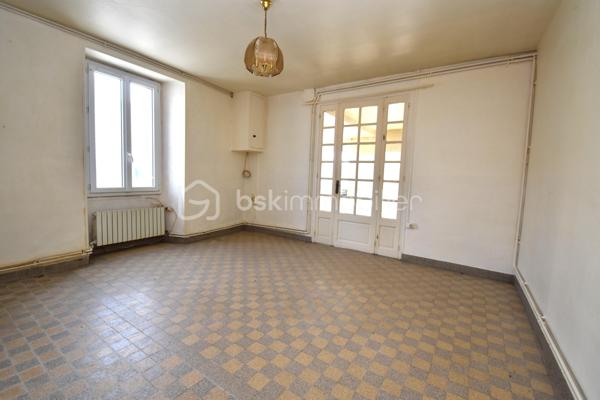 🏡 Vous cherchez un premier achat malin ou un projet à fort potentiel d’agrandissement ? Découvrez cette maison de ville de 61 m² habitables actuels, offrant une opportunité rare : doubler au minimum la surface habitable selon vos envies !
Située au calme dans un village avec commodités (écoles, garderie, boulangerie à pied) et à seulement 5 minutes de la gare SNCF et du centre-ville d'Auneau, elle offre des avantages intéressants.

✨ La Configuration Actuelle
•	Entrée : par un sas véranda lumineux.
•	Pièces de vie : la grande cuisine de 13,5 m² donnant sur le séjour de 18 m².
•	Espace nuit : Une chambre spacieuse de 15 m²
•	Un bureau de 7 m² (idéal pour le télétravail ou une chambre d'enfant).
•	Salle d'eau : Fonctionnelle avec douche, vasque et WC.

🚀 Un Potentiel d'Agrandissement Rare !
Le vrai plus de cette maison réside dans ses volumes annexes pouvant être transformés :
•	Une dépendance mitoyenne à l'arrière de 35 m² à restaurer pour créer un immense séjour, ou bien une suite parentale, ou bien une pièce de sport, loisir ou atelier.
•	Un étage volumineux aménageable sur la majeure partie de la surface pour ajouter plusieurs chambres ou autres.
•	Espace garage / atelier : Un potentiel de 27 m² au sol (possibilité d'agrandir l'ouverture pour accès véhicule).
•	Le bien bénéficie d’une cave et d’une cour commune.

🛠️ Côté Technique
•	Menuiseries : Fenêtres PVC double vitrage pour un bon confort thermique.
•	Chauffage : Chauffage central au gaz de ville.
•	Assainissement : Raccordement au tout-à-l'égout.
Contactez-moi pour plus d'informations ou pour organiser une visite.