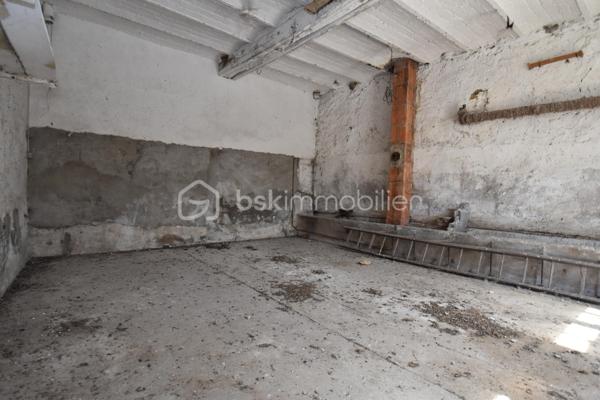 🏡 Vous cherchez un premier achat malin ou un projet à fort potentiel d’agrandissement ? Découvrez cette maison de ville de 61 m² habitables actuels, offrant une opportunité rare : doubler au minimum la surface habitable selon vos envies !
Située au calme dans un village avec commodités (écoles, garderie, boulangerie à pied) et à seulement 5 minutes de la gare SNCF et du centre-ville d'Auneau, elle offre des avantages intéressants.

✨ La Configuration Actuelle
•	Entrée : par un sas véranda lumineux.
•	Pièces de vie : la grande cuisine de 13,5 m² donnant sur le séjour de 18 m².
•	Espace nuit : Une chambre spacieuse de 15 m²
•	Un bureau de 7 m² (idéal pour le télétravail ou une chambre d'enfant).
•	Salle d'eau : Fonctionnelle avec douche, vasque et WC.

🚀 Un Potentiel d'Agrandissement Rare !
Le vrai plus de cette maison réside dans ses volumes annexes pouvant être transformés :
•	Une dépendance mitoyenne à l'arrière de 35 m² à restaurer pour créer un immense séjour, ou bien une suite parentale, ou bien une pièce de sport, loisir ou atelier.
•	Un étage volumineux aménageable sur la majeure partie de la surface pour ajouter plusieurs chambres ou autres.
•	Espace garage / atelier : Un potentiel de 27 m² au sol (possibilité d'agrandir l'ouverture pour accès véhicule).
•	Le bien bénéficie d’une cave et d’une cour commune.

🛠️ Côté Technique
•	Menuiseries : Fenêtres PVC double vitrage pour un bon confort thermique.
•	Chauffage : Chauffage central au gaz de ville.
•	Assainissement : Raccordement au tout-à-l'égout.
Contactez-moi pour plus d'informations ou pour organiser une visite.