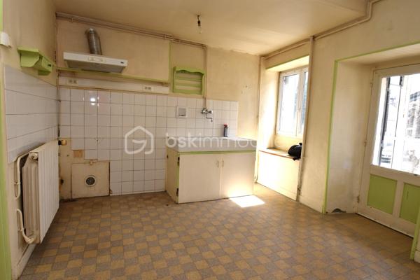 🏡 Vous cherchez un premier achat malin ou un projet à fort potentiel d’agrandissement ? Découvrez cette maison de ville de 61 m² habitables actuels, offrant une opportunité rare : doubler au minimum la surface habitable selon vos envies !
Située au calme dans un village avec commodités (écoles, garderie, boulangerie à pied) et à seulement 5 minutes de la gare SNCF et du centre-ville d'Auneau, elle offre des avantages intéressants.

✨ La Configuration Actuelle
•	Entrée : par un sas véranda lumineux.
•	Pièces de vie : la grande cuisine de 13,5 m² donnant sur le séjour de 18 m².
•	Espace nuit : Une chambre spacieuse de 15 m²
•	Un bureau de 7 m² (idéal pour le télétravail ou une chambre d'enfant).
•	Salle d'eau : Fonctionnelle avec douche, vasque et WC.

🚀 Un Potentiel d'Agrandissement Rare !
Le vrai plus de cette maison réside dans ses volumes annexes pouvant être transformés :
•	Une dépendance mitoyenne à l'arrière de 35 m² à restaurer pour créer un immense séjour, ou bien une suite parentale, ou bien une pièce de sport, loisir ou atelier.
•	Un étage volumineux aménageable sur la majeure partie de la surface pour ajouter plusieurs chambres ou autres.
•	Espace garage / atelier : Un potentiel de 27 m² au sol (possibilité d'agrandir l'ouverture pour accès véhicule).
•	Le bien bénéficie d’une cave et d’une cour commune.

🛠️ Côté Technique
•	Menuiseries : Fenêtres PVC double vitrage pour un bon confort thermique.
•	Chauffage : Chauffage central au gaz de ville.
•	Assainissement : Raccordement au tout-à-l'égout.
Contactez-moi pour plus d'informations ou pour organiser une visite.