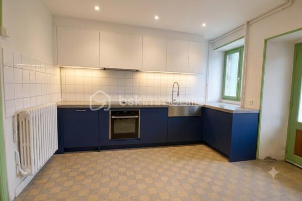 🏡 Vous cherchez un premier achat malin ou un projet à fort potentiel d’agrandissement ? Découvrez cette maison de ville de 61 m² habitables actuels, offrant une opportunité rare : doubler au minimum la surface habitable selon vos envies !
Située au calme dans un village avec commodités (écoles, garderie, boulangerie à pied) et à seulement 5 minutes de la gare SNCF et du centre-ville d'Auneau, elle offre des avantages intéressants.

✨ La Configuration Actuelle
•	Entrée : par un sas véranda lumineux.
•	Pièces de vie : la grande cuisine de 13,5 m² donnant sur le séjour de 18 m².
•	Espace nuit : Une chambre spacieuse de 15 m²
•	Un bureau de 7 m² (idéal pour le télétravail ou une chambre d'enfant).
•	Salle d'eau : Fonctionnelle avec douche, vasque et WC.

🚀 Un Potentiel d'Agrandissement Rare !
Le vrai plus de cette maison réside dans ses volumes annexes pouvant être transformés :
•	Une dépendance mitoyenne à l'arrière de 35 m² à restaurer pour créer un immense séjour, ou bien une suite parentale, ou bien une pièce de sport, loisir ou atelier.
•	Un étage volumineux aménageable sur la majeure partie de la surface pour ajouter plusieurs chambres ou autres.
•	Espace garage / atelier : Un potentiel de 27 m² au sol (possibilité d'agrandir l'ouverture pour accès véhicule).
•	Le bien bénéficie d’une cave et d’une cour commune.

🛠️ Côté Technique
•	Menuiseries : Fenêtres PVC double vitrage pour un bon confort thermique.
•	Chauffage : Chauffage central au gaz de ville.
•	Assainissement : Raccordement au tout-à-l'égout.
Contactez-moi pour plus d'informations ou pour organiser une visite.