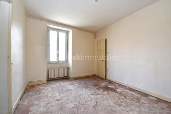🏡 Vous cherchez un premier achat malin ou un projet à fort potentiel d’agrandissement ? Découvrez cette maison de ville de 61 m² habitables actuels, offrant une opportunité rare : doubler au minimum la surface habitable selon vos envies !
Située au calme dans un village avec commodités (écoles, garderie, boulangerie à pied) et à seulement 5 minutes de la gare SNCF et du centre-ville d'Auneau, elle offre des avantages intéressants.

✨ La Configuration Actuelle
•	Entrée : par un sas véranda lumineux.
•	Pièces de vie : la grande cuisine de 13,5 m² donnant sur le séjour de 18 m².
•	Espace nuit : Une chambre spacieuse de 15 m²
•	Un bureau de 7 m² (idéal pour le télétravail ou une chambre d'enfant).
•	Salle d'eau : Fonctionnelle avec douche, vasque et WC.

🚀 Un Potentiel d'Agrandissement Rare !
Le vrai plus de cette maison réside dans ses volumes annexes pouvant être transformés :
•	Une dépendance mitoyenne à l'arrière de 35 m² à restaurer pour créer un immense séjour, ou bien une suite parentale, ou bien une pièce de sport, loisir ou atelier.
•	Un étage volumineux aménageable sur la majeure partie de la surface pour ajouter plusieurs chambres ou autres.
•	Espace garage / atelier : Un potentiel de 27 m² au sol (possibilité d'agrandir l'ouverture pour accès véhicule).
•	Le bien bénéficie d’une cave et d’une cour commune.

🛠️ Côté Technique
•	Menuiseries : Fenêtres PVC double vitrage pour un bon confort thermique.
•	Chauffage : Chauffage central au gaz de ville.
•	Assainissement : Raccordement au tout-à-l'égout.
Contactez-moi pour plus d'informations ou pour organiser une visite.
