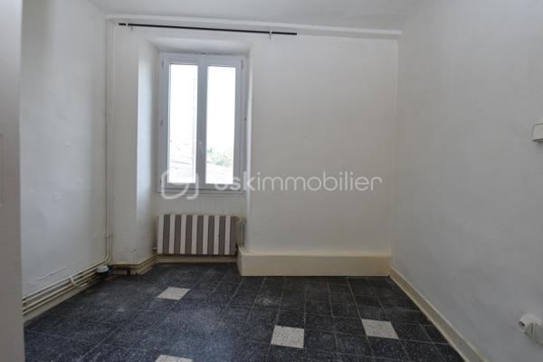 🏡 Vous cherchez un premier achat malin ou un projet à fort potentiel d’agrandissement ? Découvrez cette maison de ville de 61 m² habitables actuels, offrant une opportunité rare : doubler au minimum la surface habitable selon vos envies !
Située au calme dans un village avec commodités (écoles, garderie, boulangerie à pied) et à seulement 5 minutes de la gare SNCF et du centre-ville d'Auneau, elle offre des avantages intéressants.

✨ La Configuration Actuelle
•	Entrée : par un sas véranda lumineux.
•	Pièces de vie : la grande cuisine de 13,5 m² donnant sur le séjour de 18 m².
•	Espace nuit : Une chambre spacieuse de 15 m²
•	Un bureau de 7 m² (idéal pour le télétravail ou une chambre d'enfant).
•	Salle d'eau : Fonctionnelle avec douche, vasque et WC.

🚀 Un Potentiel d'Agrandissement Rare !
Le vrai plus de cette maison réside dans ses volumes annexes pouvant être transformés :
•	Une dépendance mitoyenne à l'arrière de 35 m² à restaurer pour créer un immense séjour, ou bien une suite parentale, ou bien une pièce de sport, loisir ou atelier.
•	Un étage volumineux aménageable sur la majeure partie de la surface pour ajouter plusieurs chambres ou autres.
•	Espace garage / atelier : Un potentiel de 27 m² au sol (possibilité d'agrandir l'ouverture pour accès véhicule).
•	Le bien bénéficie d’une cave et d’une cour commune.

🛠️ Côté Technique
•	Menuiseries : Fenêtres PVC double vitrage pour un bon confort thermique.
•	Chauffage : Chauffage central au gaz de ville.
•	Assainissement : Raccordement au tout-à-l'égout.
Contactez-moi pour plus d'informations ou pour organiser une visite.