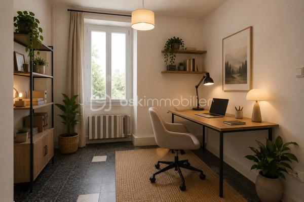 🏡 Vous cherchez un premier achat malin ou un projet à fort potentiel d’agrandissement ? Découvrez cette maison de ville de 61 m² habitables actuels, offrant une opportunité rare : doubler au minimum la surface habitable selon vos envies !
Située au calme dans un village avec commodités (écoles, garderie, boulangerie à pied) et à seulement 5 minutes de la gare SNCF et du centre-ville d'Auneau, elle offre des avantages intéressants.

✨ La Configuration Actuelle
•	Entrée : par un sas véranda lumineux.
•	Pièces de vie : la grande cuisine de 13,5 m² donnant sur le séjour de 18 m².
•	Espace nuit : Une chambre spacieuse de 15 m²
•	Un bureau de 7 m² (idéal pour le télétravail ou une chambre d'enfant).
•	Salle d'eau : Fonctionnelle avec douche, vasque et WC.

🚀 Un Potentiel d'Agrandissement Rare !
Le vrai plus de cette maison réside dans ses volumes annexes pouvant être transformés :
•	Une dépendance mitoyenne à l'arrière de 35 m² à restaurer pour créer un immense séjour, ou bien une suite parentale, ou bien une pièce de sport, loisir ou atelier.
•	Un étage volumineux aménageable sur la majeure partie de la surface pour ajouter plusieurs chambres ou autres.
•	Espace garage / atelier : Un potentiel de 27 m² au sol (possibilité d'agrandir l'ouverture pour accès véhicule).
•	Le bien bénéficie d’une cave et d’une cour commune.

🛠️ Côté Technique
•	Menuiseries : Fenêtres PVC double vitrage pour un bon confort thermique.
•	Chauffage : Chauffage central au gaz de ville.
•	Assainissement : Raccordement au tout-à-l'égout.
Contactez-moi pour plus d'informations ou pour organiser une visite.