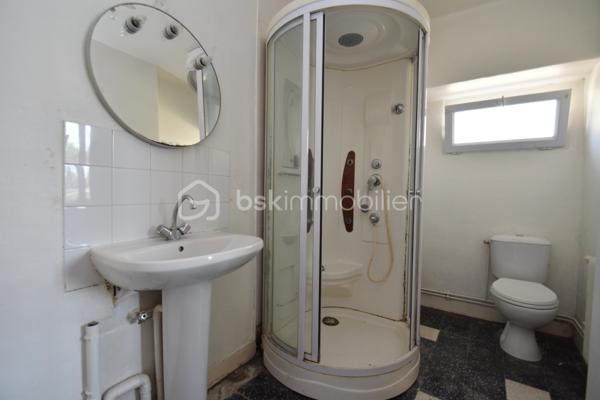 🏡 Vous cherchez un premier achat malin ou un projet à fort potentiel d’agrandissement ? Découvrez cette maison de ville de 61 m² habitables actuels, offrant une opportunité rare : doubler au minimum la surface habitable selon vos envies !
Située au calme dans un village avec commodités (écoles, garderie, boulangerie à pied) et à seulement 5 minutes de la gare SNCF et du centre-ville d'Auneau, elle offre des avantages intéressants.

✨ La Configuration Actuelle
•	Entrée : par un sas véranda lumineux.
•	Pièces de vie : la grande cuisine de 13,5 m² donnant sur le séjour de 18 m².
•	Espace nuit : Une chambre spacieuse de 15 m²
•	Un bureau de 7 m² (idéal pour le télétravail ou une chambre d'enfant).
•	Salle d'eau : Fonctionnelle avec douche, vasque et WC.

🚀 Un Potentiel d'Agrandissement Rare !
Le vrai plus de cette maison réside dans ses volumes annexes pouvant être transformés :
•	Une dépendance mitoyenne à l'arrière de 35 m² à restaurer pour créer un immense séjour, ou bien une suite parentale, ou bien une pièce de sport, loisir ou atelier.
•	Un étage volumineux aménageable sur la majeure partie de la surface pour ajouter plusieurs chambres ou autres.
•	Espace garage / atelier : Un potentiel de 27 m² au sol (possibilité d'agrandir l'ouverture pour accès véhicule).
•	Le bien bénéficie d’une cave et d’une cour commune.

🛠️ Côté Technique
•	Menuiseries : Fenêtres PVC double vitrage pour un bon confort thermique.
•	Chauffage : Chauffage central au gaz de ville.
•	Assainissement : Raccordement au tout-à-l'égout.
Contactez-moi pour plus d'informations ou pour organiser une visite.