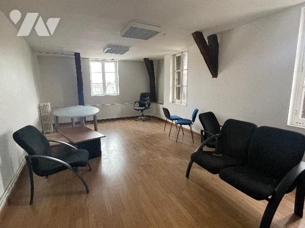 RARE ANGERVILLE Immeuble en plein centre ville