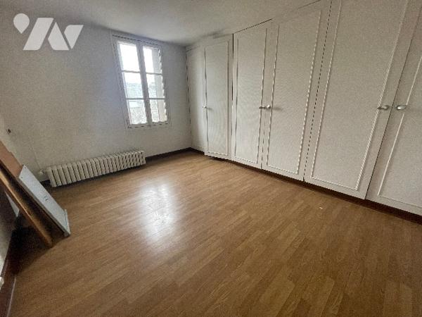 RARE ANGERVILLE Immeuble en plein centre ville