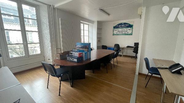RARE ANGERVILLE Immeuble en plein centre ville