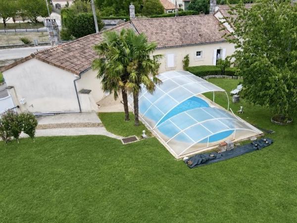 Maison familiale de plain-pied avec piscine, grand garage et potentiel d'agrandissement