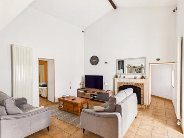 Maison familiale de plain-pied avec piscine, grand garage et potentiel d'agrandissement