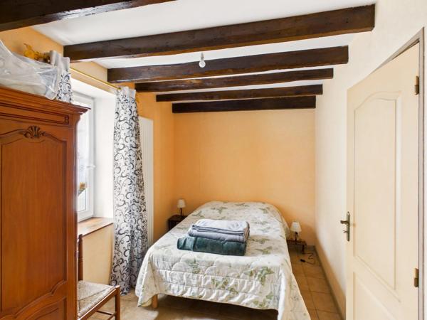 Maison familiale de plain-pied avec piscine, grand garage et potentiel d'agrandissement