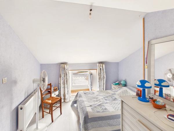 Maison familiale de plain-pied avec piscine, grand garage et potentiel d'agrandissement