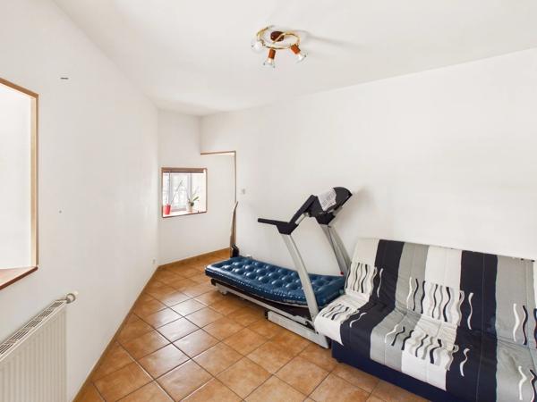 Maison familiale de plain-pied avec piscine, grand garage et potentiel d'agrandissement