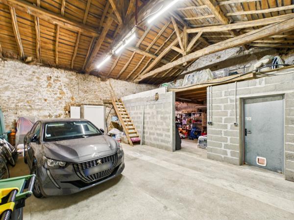 Maison familiale de plain-pied avec piscine, grand garage et potentiel d'agrandissement
