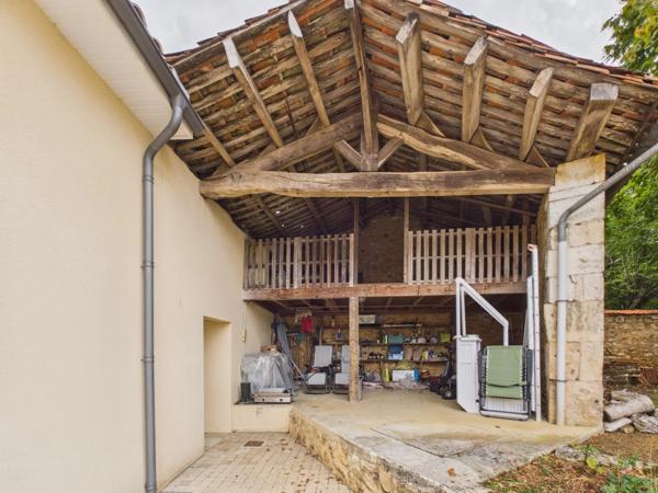 Maison familiale de plain-pied avec piscine, grand garage et potentiel d'agrandissement