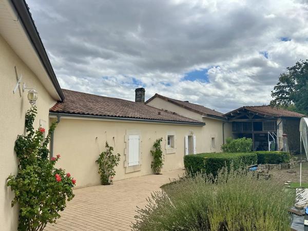 Maison familiale de plain-pied avec piscine, grand garage et potentiel d'agrandissement