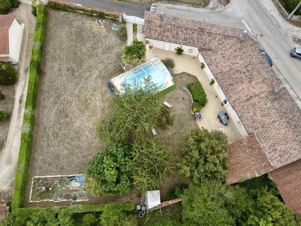 Maison familiale de plain-pied avec piscine, grand garage et potentiel d'agrandissement