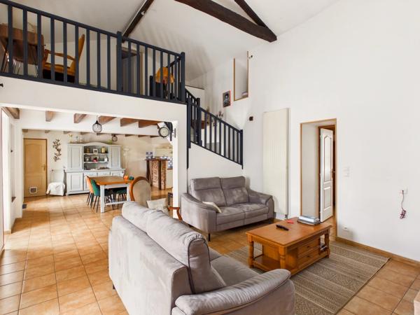 Maison familiale de plain-pied avec piscine, grand garage et potentiel d'agrandissement