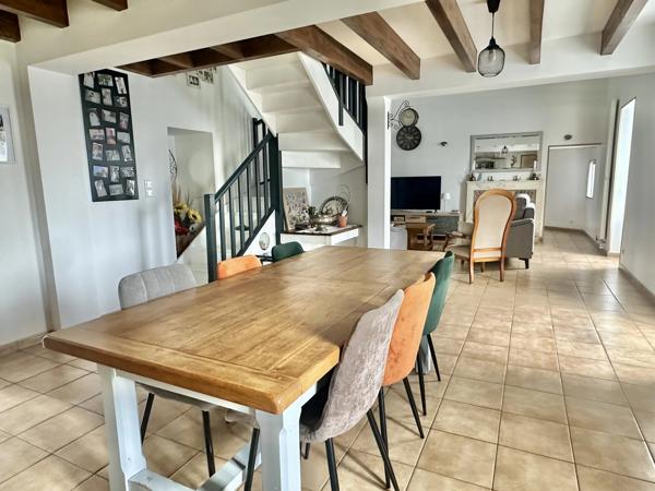 Maison familiale de plain-pied avec piscine, grand garage et potentiel d'agrandissement