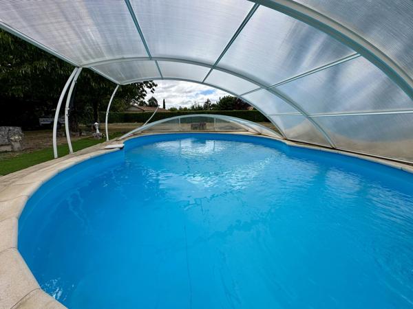 Maison familiale de plain-pied avec piscine, grand garage et potentiel d'agrandissement