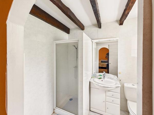 Maison familiale de plain-pied avec piscine, grand garage et potentiel d'agrandissement