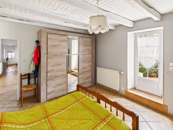 Maison familiale de plain-pied avec piscine, grand garage et potentiel d'agrandissement