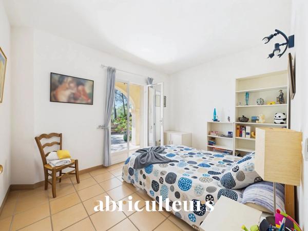 Maison d’architecte de 257 m² avec piscine et jardin arboré de 4 000 m²