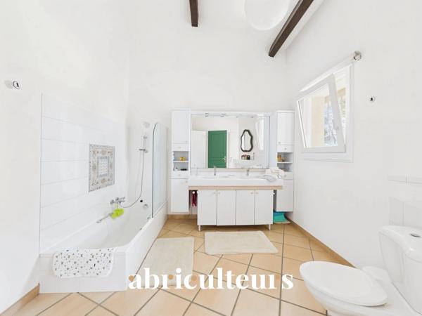 Maison d’architecte de 257 m² avec piscine et jardin arboré de 4 000 m²