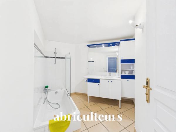 Maison d’architecte de 257 m² avec piscine et jardin arboré de 4 000 m²