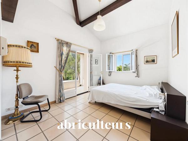 Maison d’architecte de 257 m² avec piscine et jardin arboré de 4 000 m²