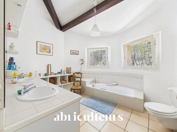 Maison d’architecte de 257 m² avec piscine et jardin arboré de 4 000 m²