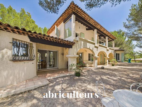Maison d’architecte de 257 m² avec piscine et jardin arboré de 4 000 m²