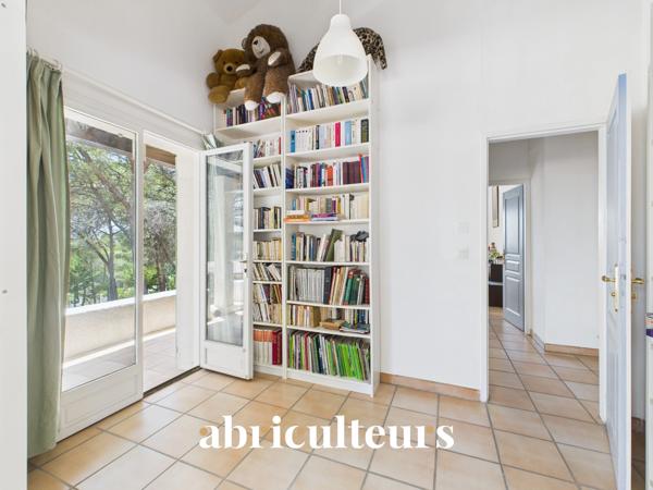 Maison d’architecte de 257 m² avec piscine et jardin arboré de 4 000 m²