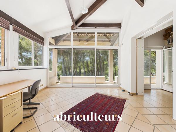 Maison d’architecte de 257 m² avec piscine et jardin arboré de 4 000 m²