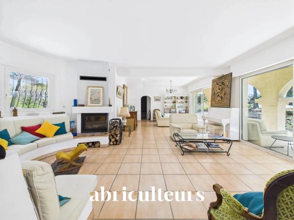 Maison d’architecte de 257 m² avec piscine et jardin arboré de 4 000 m²